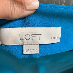 Loft top great with pencil skirt! In bright blue